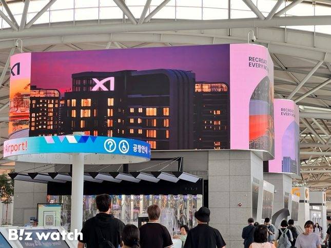 GS건설은 7월 한달 간 인천국제공항에서 '자이' 브랜드 팝업스토어를 개관한다. 10일 오전 공항 출국장에서 보이는 GS건설 '자이' 팝업스토어 모습/사진=김미리내 기자