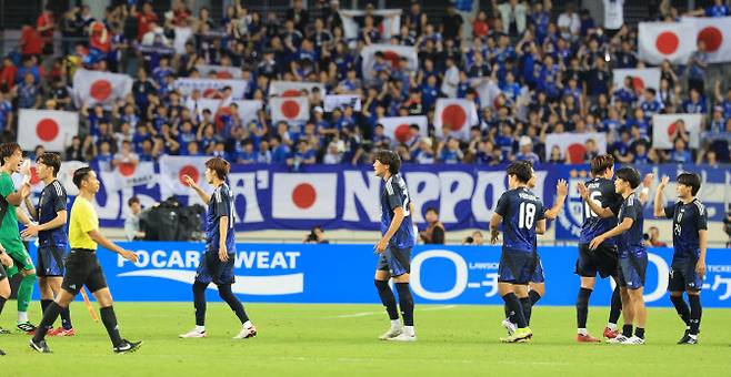 15일 경기도 용인미르스타디움에서 열린 2025년 동아시아축구연맹(EAFF) E-1 챔피언십(동아시안컵) 남자부 최종 3차전 한국과 일본의 경기에서 승리한 일본선수들이 경기후 기뻐하고 있다. 사진=연합뉴스
