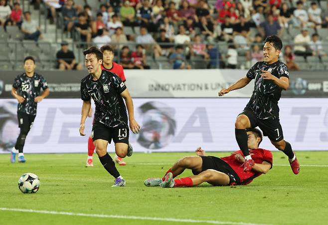 11일 경기도 용인미르스타디움에서 열린 2025년 동아시아축구연맹(EAFF) E-1 챔피언십(동아시안컵) 남자부 2차전 한국과 홍콩의 경기. 한국 나상호가 공을 향해 질주하고 있다.  사진=연합뉴스