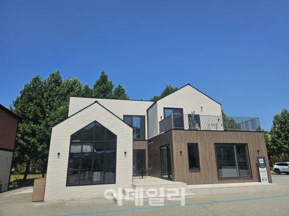충남 당진 자이가이스트 공장 앞에 설치된 모듈러 주택 모델하우스. (사진=김형환 기자)