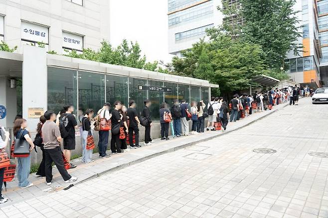 공무원 시험 설명회에 참여하기 위해 대기하고 있는 모습