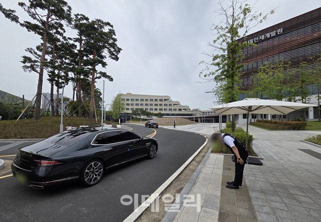 16일 오전 롯데인재개발원 정문 앞에서 경비 인력이 참석 차량을 맞이하고 있다. 이날 오산 인재개발원에서는 롯데그룹 ‘2025 하반기 VCM(옛 사장단 회의)’이 비공개로 진행됐다. (사진=한전진 기자)