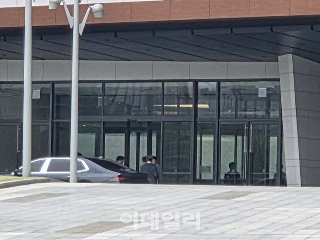 임원들이 차량에서 내려 롯데인재개발원 본관으로 들어가는 모습. 출입은 법인차량을 중심으로 엄격히 제한됐으며, 외부인의 접근은 철저히 차단됐다. (사진=한전진 기자)
