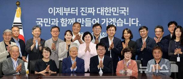 이한주(앞줄 왼쪽 네번째) 국정기획위원회 위원장이 16일 오전 서울 종로구 국정기획위원회에서 열린 ‘미디어혁신범국민협의체(가칭) 추진을 위한 의견수렴 간담회’에서 참석자와 기념촬영을 하고 있다. 사진=뉴시스