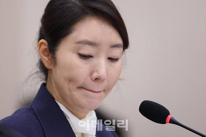 강선우 여성가족부 장관 후보자가 14일 국회에서 열린 여성가족위원회 전체회의 인사청문회에서 의원들의 질의에 답변하며 굳은 표정을 보이고 있다. (사진=노진환 기자)