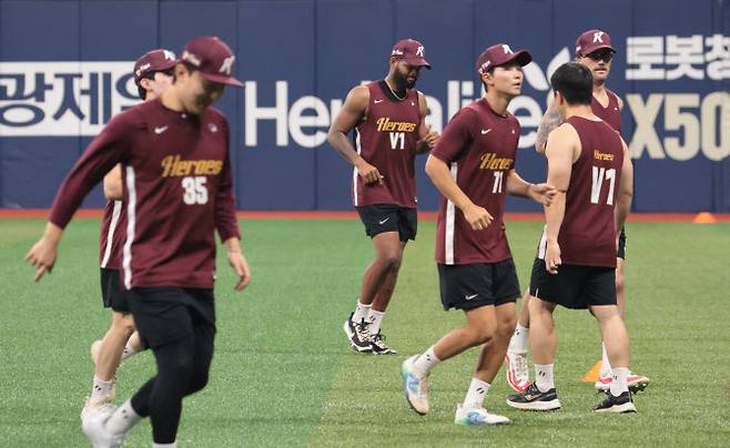 15일 서울 구로구 고척스카이돔에서 키움 히어로즈 선수들이 설종진 감독대행 지휘로 훈련을 하고 있다. 사진=연합뉴스