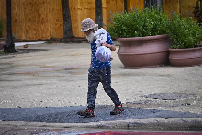 쿠바의 한 노숙자가 길을 걸어가고 있다. (사진=AFP)