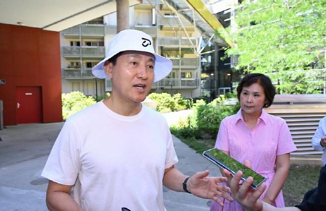 오세훈 서울시장이 지난 1일(현지시간) 오스트리아 공공주택 ‘존벤트피어텔’을 방문해 이야기를 나누고 있다. (사진=서울시 제공)
