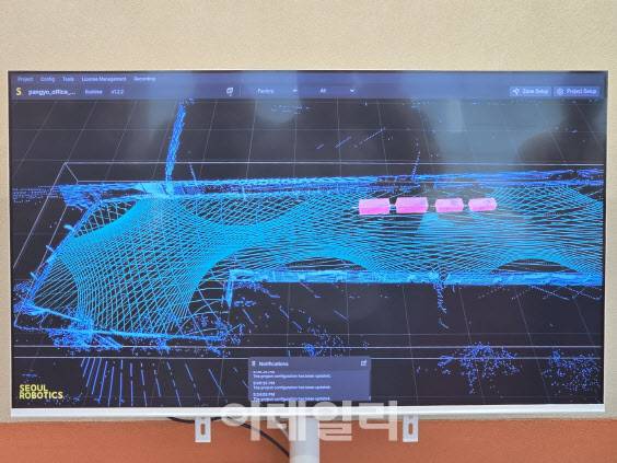 군집주행 테스트 주행을 모니터링하는 화면. 라이다가 주차장 내부를 빈틈없이 비추고 있다(사진=윤정훈 기자)