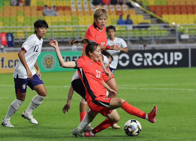 16일 수원월드컵경기장에서 열린 2025 동아시아축구연맹(EAFF) E-1 챔피언십(동아시안컵) 여자부 대한민국 대 대만 경기. 한국 강채림이 페널티킥을 얻어내고 있다. 사진=연합뉴스