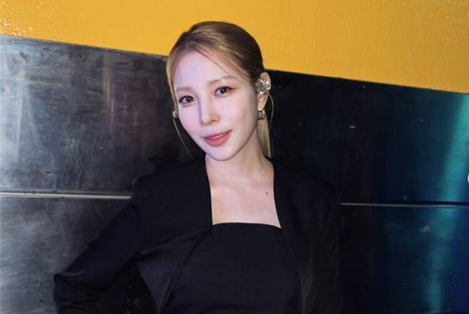 가수 보아가 급성 골괴사 진단을 받았다. 골괴사란 뼈에 피가 공급되지 않아 뼈조직이 죽어가는 병이다. [사진=SNS]