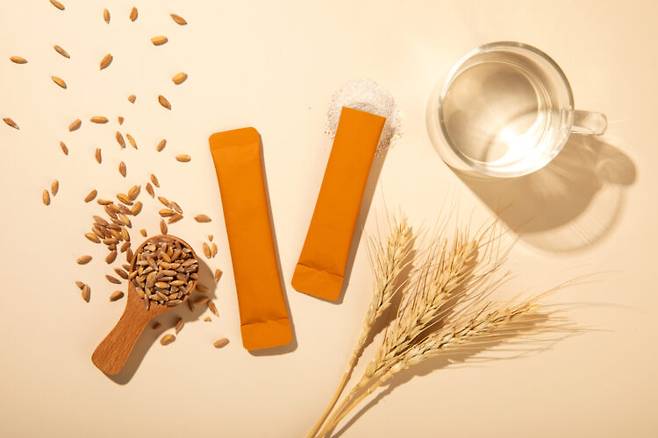 나이가 들수록 소화기능은 약해지고 우리 몸이 스스로 효소를 만드는 능력이 떨어진다. 이에 효소 보충제를 찾고 있다면 장까지 살아남는 효소를 고르는 게 중요하다.