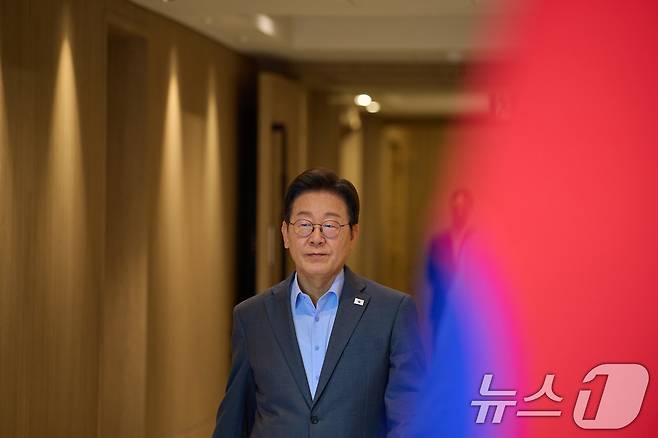 이재명 대통령이 지난 10일 서울 용산 대통령실에서 시민사회 원로인 함세웅 신부, 백낙청 서울대 명예교수와 오찬 간담회를 하기 위해 이동하고 있다. (이재명 대통령 SNS. 재판매 및 DB 금지) 2025.7.11/뉴스1 ⓒ News1 허경 기자