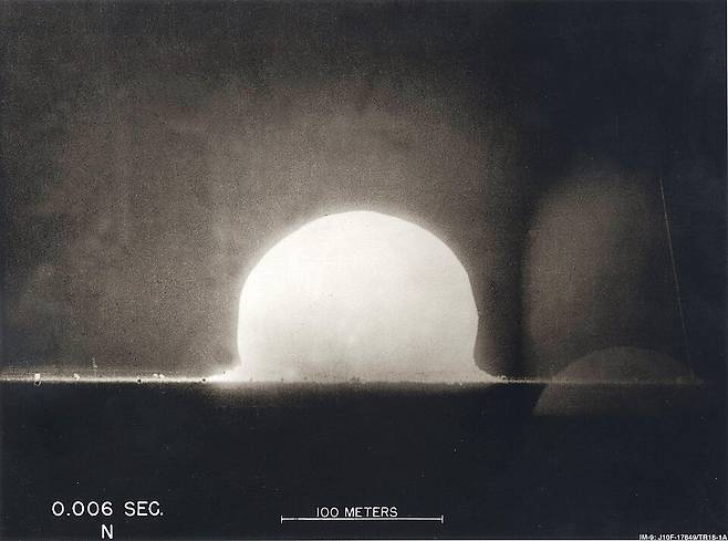 트리니티 핵실험. (출처: ENERGY.GOV, 1945, Public domain, via Wikimedia Commons)