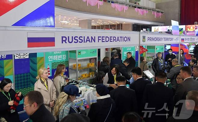 (평양 노동신문=뉴스1) = 북한이 지난해 11월 19일 청년중앙회관에서 개최한 제16차 평양 가을철 국제상품전람회 개막식의 모습 [국내에서만 사용가능. 재배포 금지. DB 금지. For Use Only in the Republic of Korea. Redistribution Prohibited] rodongphoto@news1.kr