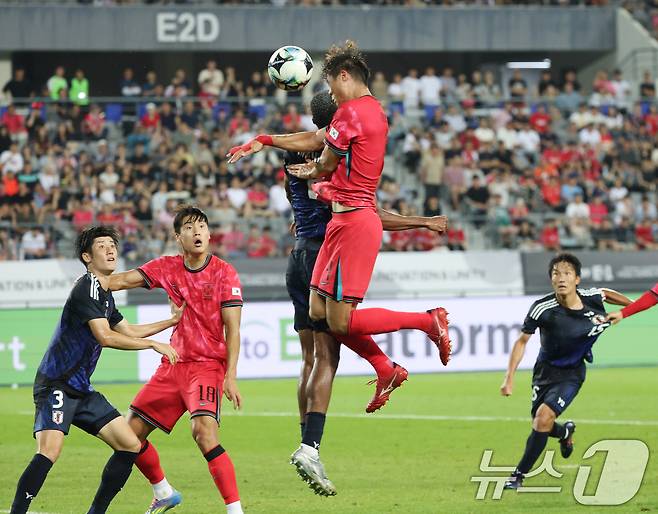 김주성이 15일 오후 경기 용인시 처인구 용인미르스타디움에서 열린 2025 동아시아축구연맹(EAFF) E-1 챔피언십 남자부 대한민국과 일본의 경기에서 헤더슛을 하고 있다. 2025.7.15/뉴스1 ⓒ News1 김영운 기자