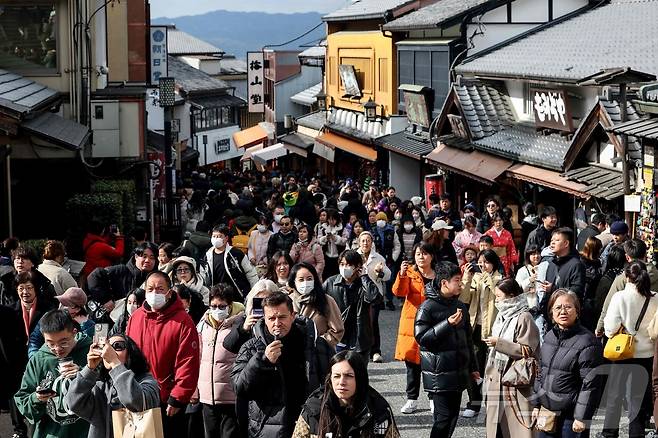 일본 교토에 몰린 관광객들ⓒ AFP=뉴스1