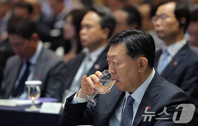 신동빈 롯데그룹 회장이 서울 중구 롯데호텔에서 열린 제57회 한일경제인회의에 참석해 목을 축이고 있다. 2025.5.27/뉴스1 ⓒ News1 박정호 기자