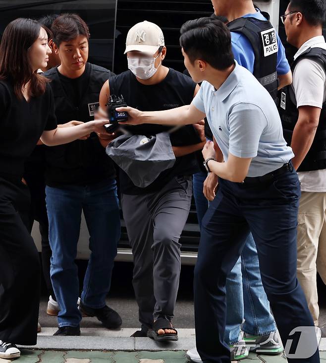 부모와 형 등 자신의 가족 3명을 살해한 30대 남성 A씨가 13일 오후 경기 부천시 인천지방법원 부천지원에서 열린 구속 전 피의자 심문(영장실질심사)에 출석하고 있다. A씨는 지난 10일 오전 김포시 하성면 단독주택에서 60∼70대 부모와 30대 형 등 3명을 흉기로 찔러 살해한 혐의를 받고 있다. 2025.7.13/뉴스1 ⓒ News1 구윤성 기자