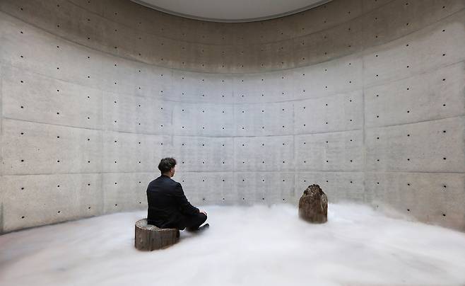 Season Lao, KYOSHITSU SHOHAKU-An Empty Room Turns White For Enlightenment(허실·생백), 2025, logs, video (중정갤러리 제공)