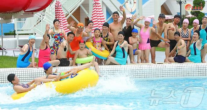 (평양 노동신문=뉴스1) = 북한 노동당 기관지 노동신문은 16일 원산 갈마해안관광지구를 찾은 주민들을 조명하며 이들의 반응을 보도했다. 이들은 "최상의 문명을 맛보았다"며 "우리의 생활에 더 좋은 내일이 어떻게 다가서고 있는지를 온몸으로 체감했다"고 신문은 전했다. [국내에서만 사용가능. 재배포 금지. DB 금지. For Use Only in the Republic of Korea. Redistribution Prohibited] rodongphoto@news1.kr