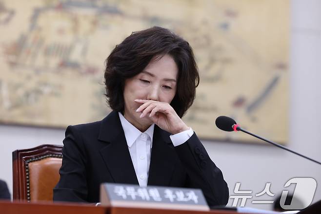 이진숙 사회부총리 겸 교육부 장관 후보자가 16일 오전 서울 여의도 국회 교육위원회에서 열린 인사청문회에 출석해 자료를 살펴보고 있다. 2025.7.16/뉴스1 ⓒ News1 안은나 기자