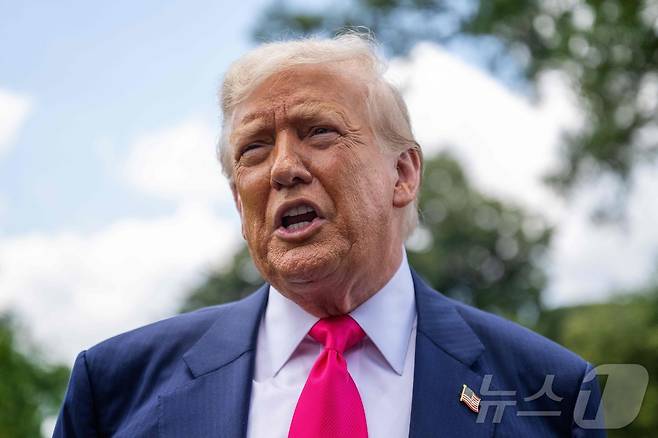 도널드 트럼프 미국 대통령이 15일(현지시간) 워싱턴DC 백악관 남쪽 잔디밭에서 마린원(미 대통령 전용헬기)에 탑승하기 전 인도네시아와의 무역 합의 등에 대한 기자들의 질문에 답하고 있다.  2025.07.15 ⓒ AFP=뉴스1 ⓒ News1 류정민 특파원