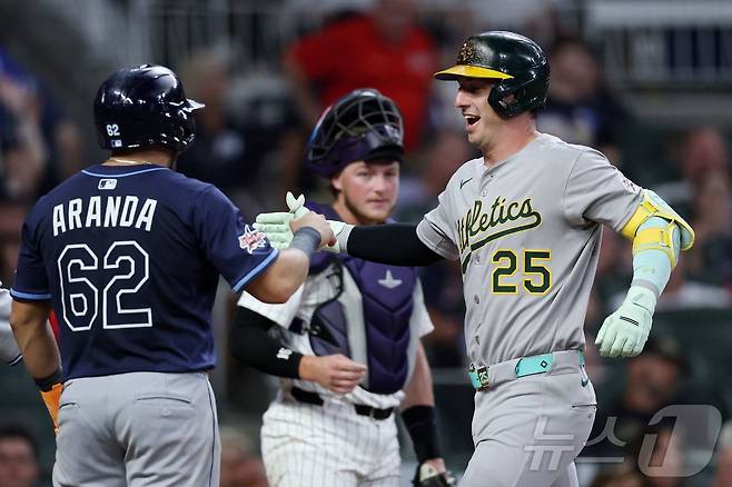 아메리칸리그 올스타의 브렌트 루커(오른쪽)가 16일(한국시간) 열린 2025 메이저리그 올스타전에서 7회초 3점 홈런을 터뜨렸다. ⓒ AFP=뉴스1