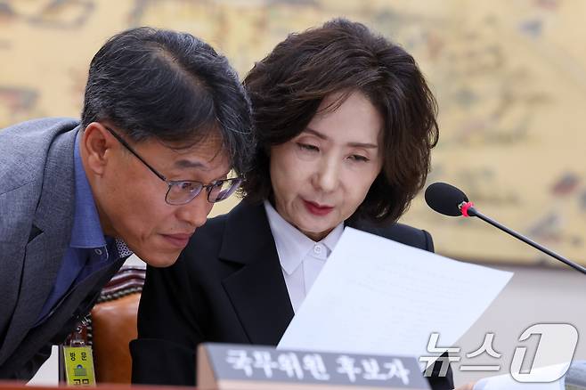 이진숙 사회부총리 겸 교육부 장관 후보자가 16일 오전 서울 여의도 국회 교육위원회에서 열린 인사청문회에 출석해 자료를 살피고 있다. 2025.7.16/뉴스1 ⓒ News1 안은나 기자