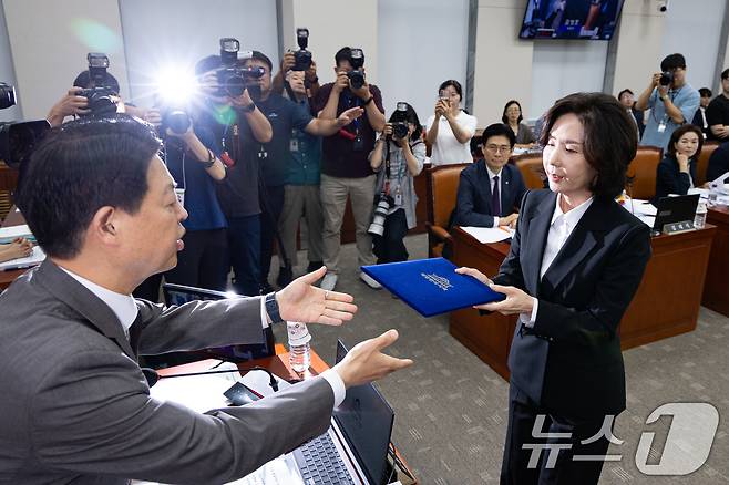 이진숙 사회부총리 겸 교육부 장관 후보자가 16일 오전 서울 여의도 국회 교육위원회에서 열린 인사청문회에 출석해 선서를 마친 후 선서문을 김영호 위원장에게 전달하고 있다. 2025.7.16/뉴스1 ⓒ News1 유승관 기자