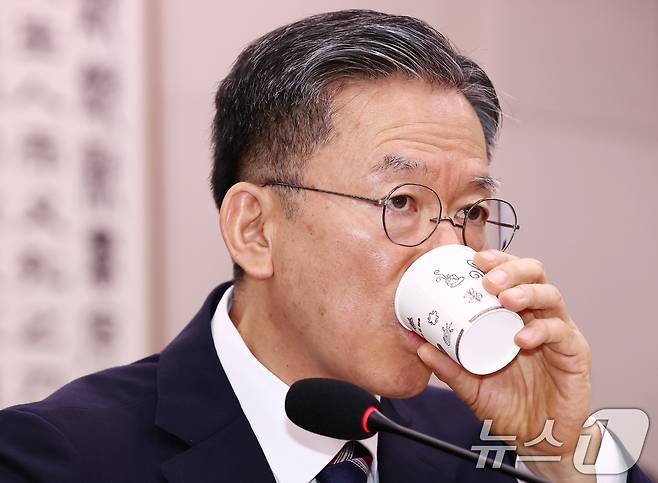 정성호 법무부 장관 후보자가 16일 오전 서울 여의도 국회 법제사법위원회에서 열린 법무부 장관 후보자 인사청문회에 출석해 물을 마시고 있다. 2025.7.16/뉴스1 ⓒ News1 김민지 기자