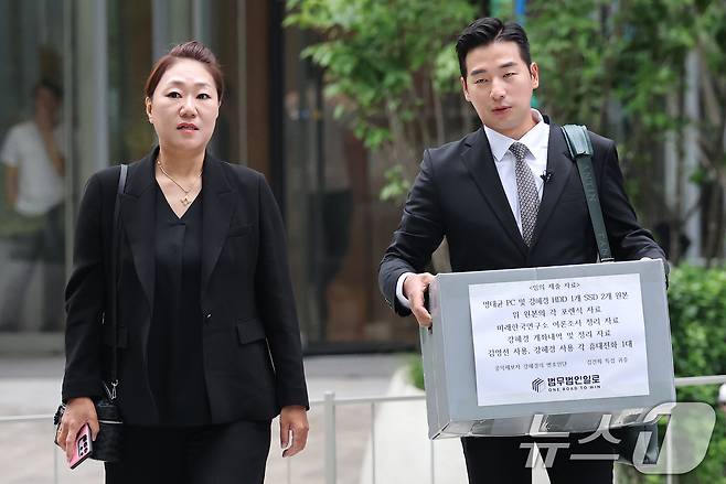 '명태균 게이트'를 최초 폭로한 전 미래한국연구소 부소장 강혜경 씨가 16일 오전 서울 종로구 KT광화문빌딩에 마련된 김건희 특검 사무실에서 '명태균 PC 및 여론조사 자료' 등 임의 제출 자료를 든 문건일 변호사와 함께 참고인 조사를 받기 위해 출석하고 있다. 2025.7.16/뉴스1 ⓒ News1 오대일 기자