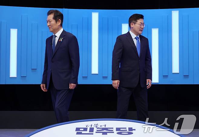 정청래(왼쪽), 박찬대 더불어민주당 당대표 후보가 16일 서울 양천구 목동 SBS에서 TV토론회에 앞서 기념촬영을 마친 뒤 자리로 향하고 있다. 2025.7.16/뉴스1 ⓒ News1 국회사진기자단