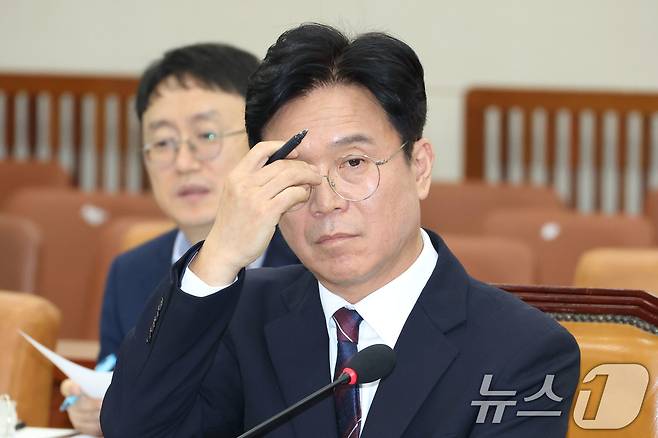 김영훈 고용노동부 장관 후보자가 16일 오전 서울 여의도 국회 환경노동위원회 전체회의장에서 열린 인사청문회에서 의원 질의를 듣고 있다. 2025.7.16/뉴스1 ⓒ News1 이광호 기자