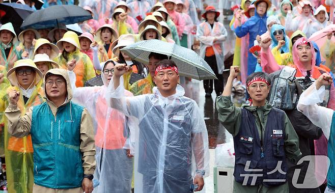 16일 오후 서울 여의도 국회앞에서 열런 '노조법 2·3조 즉각개정! 윤석열정권반노동정책즉각폐기! 노정교섭쟁취! 민주노총총파업대회에서 양경수 민주노총위원장과 조합원들이 구호를 외치고 있다. 2025.7.16/뉴스1 ⓒ News1 김명섭 기자
