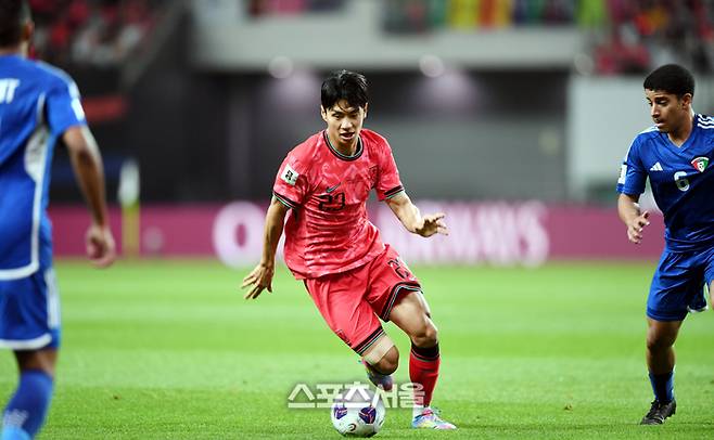 전진우가 10일 서울월드컵경기장에서 열린 2026 FIFA 북중미 월드컵 3차 예선 쿠웨이트와 경기에서 드리블을 하고 있다.  2025. 6. 10. 상암 | 최승섭기자 thunder@sportsseoul.com