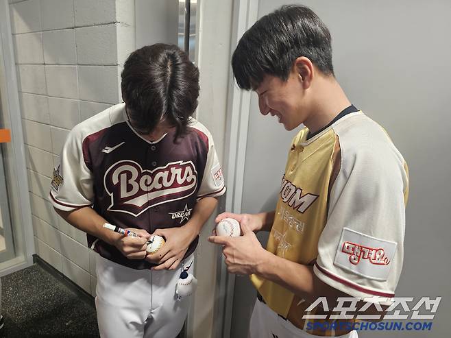 김택연(왼쪽)이 주승우의 요청에 사인을 하고 있다. 이종서 기자