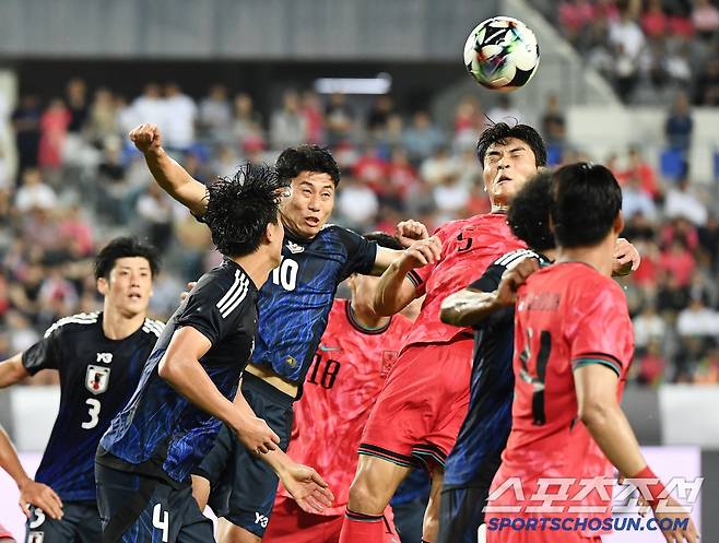 15일 오후 경기도 용인미르스타디움에서 열린 E-1 챔피언십(동아시안컵) 한국과 일본의 경기. 박진섭이 코너킥에서 헤딩슛을 시도하고 있다. 용인=정재근 기자 cjg@sportschosun.com/2025.7.15/
