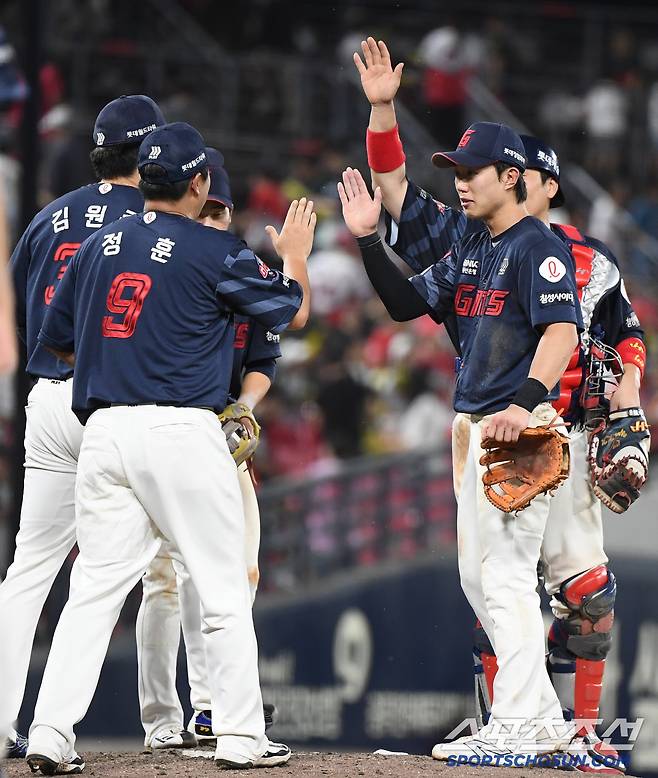 6일 광주 기아 챔피언스필드에서 열린 롯데-KIA전. 롯데가 5대2로 승리했다. 선수들이 하이파이브하고 있다. 광주=정재근 기자 cjg@sportschosun.com/2025.7.6/