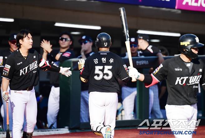 29일 부산 사직구장에서 열린 롯데와 KT의 경기. 3회 선취 솔로홈런을 날린 KT 강현우. 부산=송정헌 기자songs@sportschosun.com/2025.06.29/