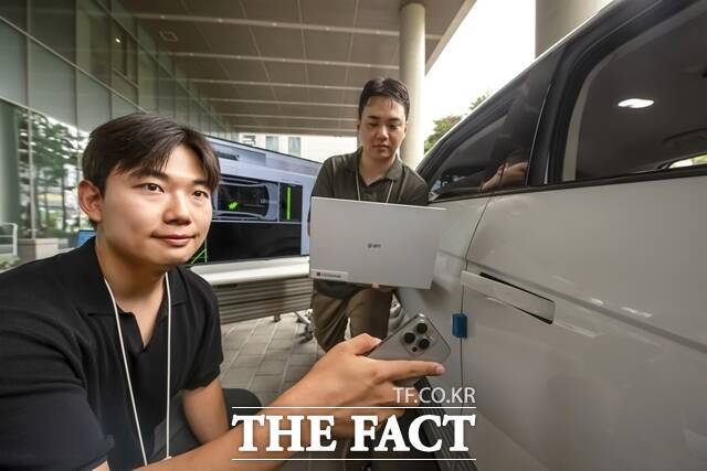 LG이노텍 직원이 14일 서울 강서구 LG이노텍 마곡본사에서 차세대 디지털키 솔루션을 시연하고 있다. /LG이노텍