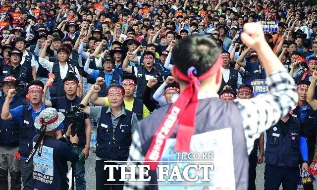 16일 업계에 따르면 HD현대중공업 노조는 지난 11일 울산조선소에서 3시간 부분파업을 벌인 데 이어 오는 18일 전체 조합원이 참여하는 7시간 규모의 총파업을 예고했다. /더팩트 DB