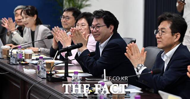 이한주 국정기획위원회 위원장이 간담회 시작에 앞서 참석자 소개를 들으며 박수치고 있다.