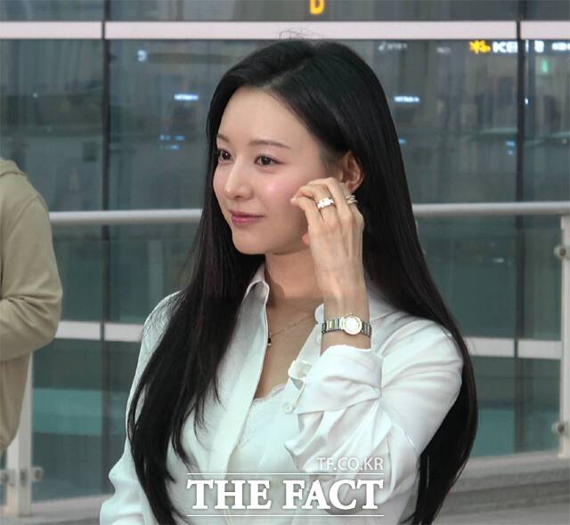 "우와 진짜 이쁘다." "야, 그냥 이쁜 정도가 아니라 아름답다." 16일 낮 '오승혁의 현장'은 인천국제공항 2터미널에서 배우 김지원의 출국을 취재했다. 럭셔리 브랜드 불가리(BVLGARI)의 화보 촬영을 위해 이탈리아 로마로 떠났다. /인천국제공항=오승혁, 이환호 기자