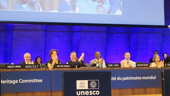 유네스코 세계유산위원회는 15일(현지시간) 프랑스 파리 유네스코 본부에서 열린 회의에서 2026년 제48차 세계유산위원회 개최국으로 한국을 선정했다.[사진=국가유산청 제공]