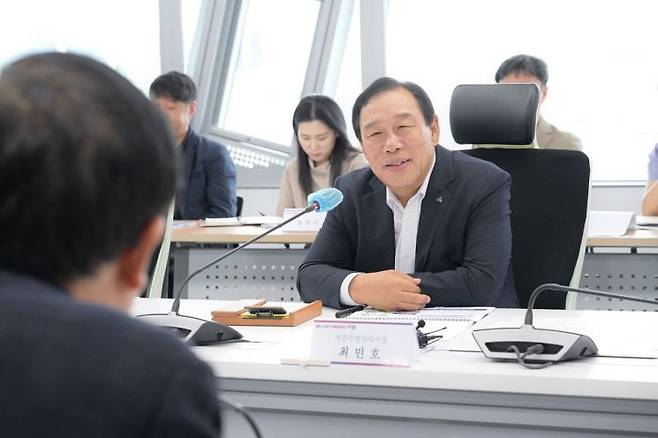 최민호 세종시장이 정원문화진흥위원회 위촉식 및 용역착수보고회에서 발언하고 있다. /사진= 환경녹지국 정원도시과 제공