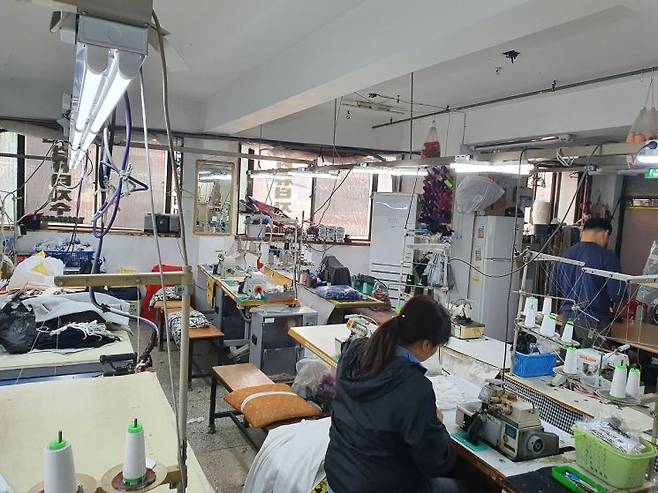 한 의류제조업체에서 작업자가 근무하고 있다. 아시아경제DB