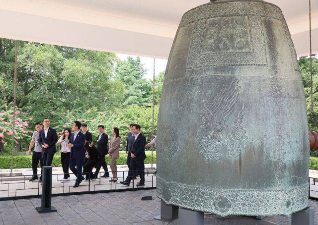 아시아태평양경제협력체(APEC) 정상회의 준비위원장인 김민석 국무총리가 지난 11일 국립경주박물관을 둘러보고 있다. 국립경주박물관은 APEC 기간 동안 만찬장으로도 활용될 예정이다. 연합뉴스