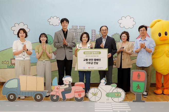 GM과 함께하는 인천 지역 초등학생을 위한 교통 안전 캠페인 전달식에서 기념 사진을 촬영하고 있는 윤명옥 GM 한국사업장 최고마케팅책임자(CMO) 겸 커뮤니케이션 총괄 전무(왼쪽에서 네번째), 홍상진 굿네이버스 인