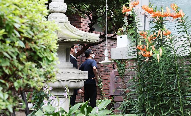 김건희 여사 관련 의혹을 수사하는 민중기 특별검사팀 관계자들이 15일 ‘건진법사’ 전성배씨의 서울 역삼동 소재 자택 겸 법당에 진입해 내부를 들여다보고 있다. 이날 특검팀은 전씨의 양재동 은신처 등 10여 곳을 압수 수색했다./장경식 기자